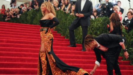 Beyonce Knowles en la alfombra roja del Instituto del Traje en el Museo Metropolitan de Nueva York, donde el tema protagonista de este año era el punk