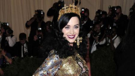 Katy Perry en la alfombra roja del Instituto del Traje en el Museo Metropolitan de Nueva