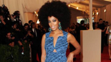 Solange Knowles en la alfombra roja del Instituto del Traje en el Museo Metropolitan de Nueva York, donde el tema protagonista de este año era el punk