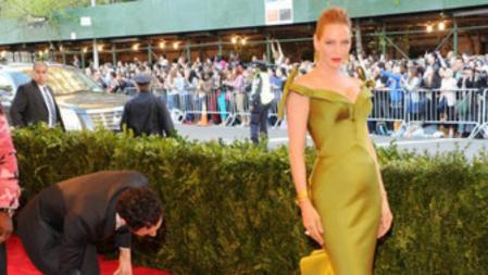 Uma Thurman en la alfombra roja del Instituto del Traje en el Museo Metropolitan de Nueva York, donde el tema protagonista de este año era el punk