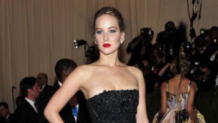 Jennifer Lawrence en la alfombra roja del Instituto del Traje en el Museo Metropolitan de Nueva York, donde el tema protagonista de este año era el punk