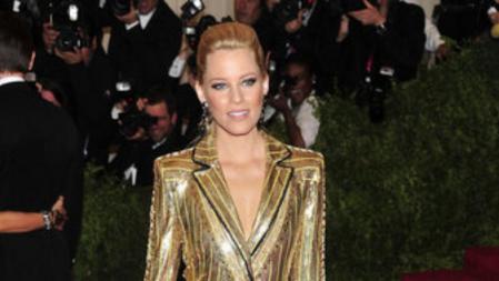 Elizabeth Banks en la alfombra roja del Instituto del Traje en el Museo Metropolitan de Nueva York, donde el tema protagonista de este año era el punk
