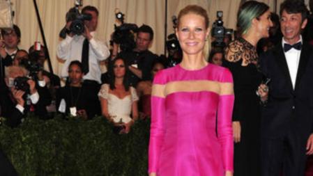 Gwyneth Paltrow en la alfombra roja del Instituto del Traje en el Museo Metropolitan de Nueva York, donde el tema protagonista de este año era el punk