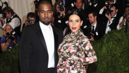 Kanye West y Kim Kardashian en la alfombra roja del Instituto del Traje en el Museo Metropolitan de Nueva