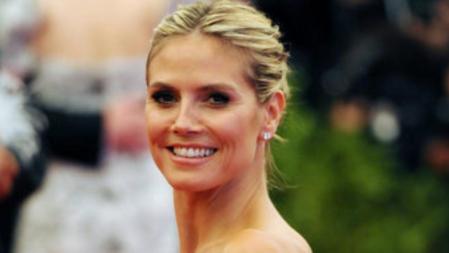 Heidi Klum en la alfombra roja del Instituto del Traje en el Museo Metropolitan de Nueva York, donde el tema protagonista de este año era el punk
