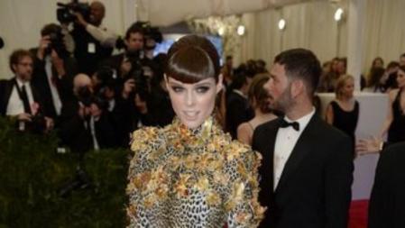 La modelo Coco Rocha en la alfombra roja del Instituto del Traje en el Museo Metropolitan de Nueva York, donde el tema protagonista de este año era el punk