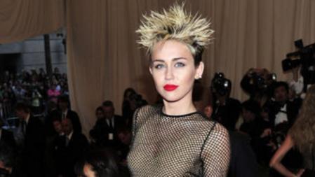 Miley Cyrus en la alfombra roja del Instituto del Traje en el Museo Metropolitan de Nueva