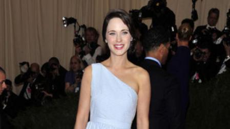 Zooey Deschanel en la alfombra roja del Instituto del Traje en el Museo Metropolitan de Nueva York, donde el tema protagonista de este año era el punk