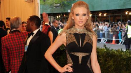 Taylor Swift en la alfombra roja del Instituto del Traje en el Museo Metropolitan de Nueva York, donde el tema protagonista de este año era el punk