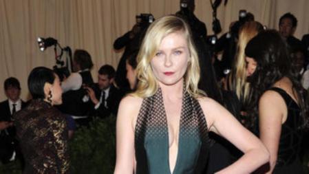 Kirsten Dunst en la alfombra roja del Instituto del Traje en el Museo Metropolitan de Nueva York, donde el tema protagonista de este año era el punk