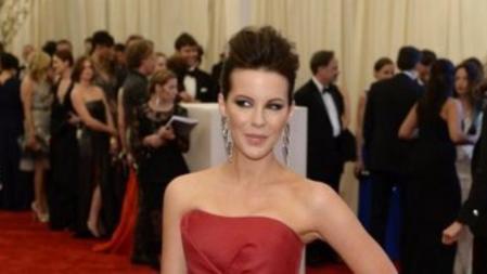 La actriz británica Kate Beckinsale en la alfombra roja del Instituto del Traje en el Museo Metropolitan de Nueva York, donde el tema protagonista de este año era el punk