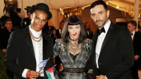 Brahim Zaibat, a la izquierda, Madonna y el diseñador Riccardo Tisci en la alfombra roja del Instituto del Traje en el Museo Metropolitan de Nueva York, donde el tema protagonista de este año era el punk
