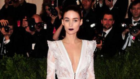 Rooney Mara en la alfombra roja del Instituto del Traje en el Museo Metropolitan de Nueva