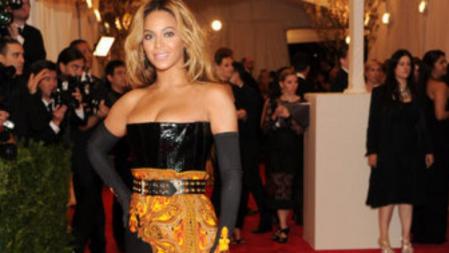 Beyonce Knowles en la alfombra roja del Instituto del Traje en el Museo Metropolitan de Nueva
