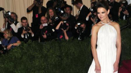 Katie Holmes en la alfombra roja del Instituto del Traje en el Museo Metropolitan de Nueva