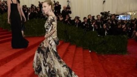 Amanda Seyfried en la alfombra roja del Instituto del Traje en el Museo Metropolitan de Nueva York, donde el tema protagonista de este año era el punk