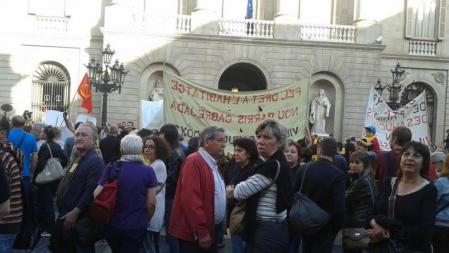 Un instante de la concentración de vecinos y entidades de Nou Barris en la plaza Sant Jaume, por la falta de inversiones en el distrito
