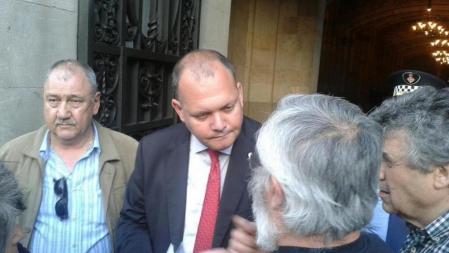 Carles Agustí, Comisionado municipal de Participación Ciudadana, recibe a los manifestantes de Nou Barris Cabrejada