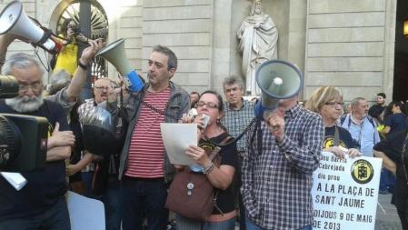 Lectura del manifiesto de Nou Barris Cabrejada en la plaza Sant Jaume