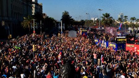 Una muchedumbre culé ha asistido a la rúa para celebrar el premio de la Liga en Barcelona