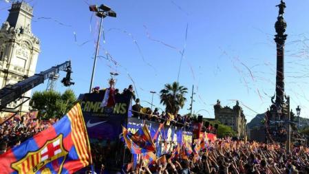 Miles de personas asisten a la rúa los jugadores del F.C.Barcelona para celebrar el título de liga