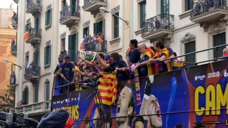 Els jugadors del Barça celebren el titol de Lliga