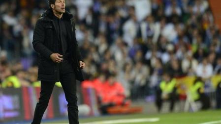 Simeone en la banda del Bernabéu