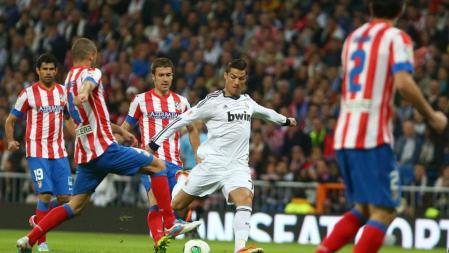 Ronaldo dispara rodeado de contrarios