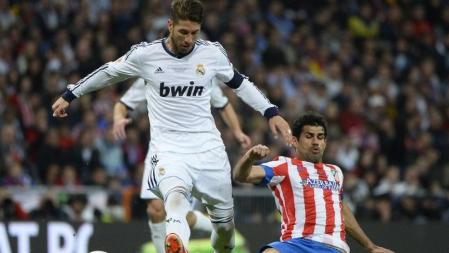 Costa disputa el balón a Ramos