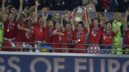 Philipp Lahm levanta el trofeo de Campeón de la Champions League