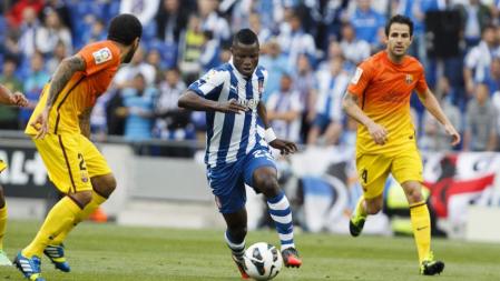 Wakaso entre Alves y Fàbregas