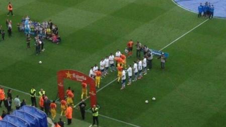 Los jugadores del Espanyol hacen el pasillo al Barça