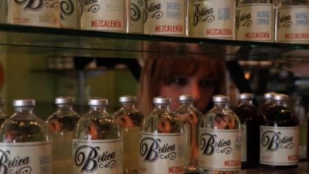 Botellas de mezcal exhibidos, en una mezcalería en México