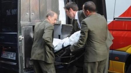 Los servicios funerarios se llevan el cadáver del marido de la periodista Raquel Sánchez Silva