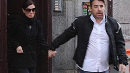 La presentadora de televisión, Raquel Sánchez Silva, abandona su casa tras conocer la muerte de su marido