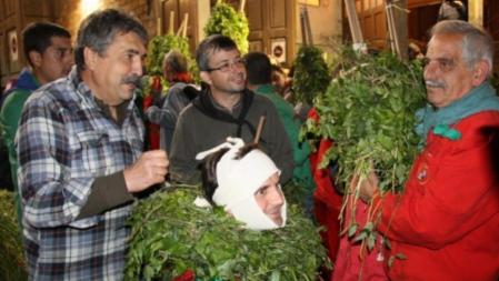 El Bisbe de Solsona, Xavier Novell, es vesteix per saltar de Ple a la Patum de Berga.