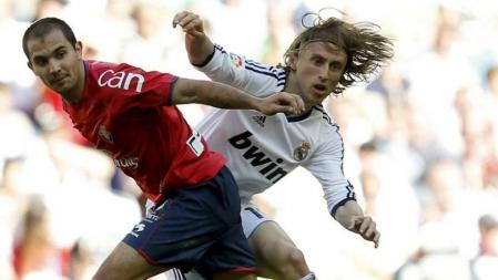 Luka Modric y Nano luchan por el balón durante el partido de la última jornada de Liga de Primera División disputado entre el Real Madrid y Osasuna