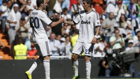 Gonzalo Higuaín celebra con su compañero, Ángel Di María, el primer gol del Real Madrid obra del delantero argentino