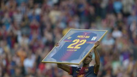 Abidal, en el centro del campo, mostrando su camiseta de homenaje