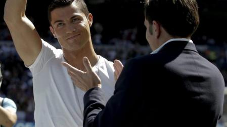 El delantero portugués del Real Madrid, Cristiano Ronaldo, saluda tras recibir un premio antes del comienzo del partido