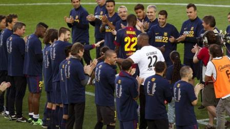 Los jugadores del Barça le hacen el pasillo a Éric Abidal