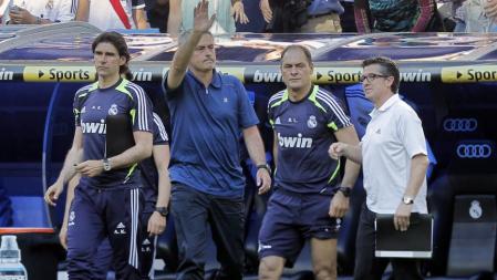 Jose Mourinho saluda a parte de la afición del Real Madrid acompañado de Karanka y Silvino Louro