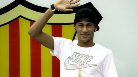 Neymar posa delante del escudo del Barça