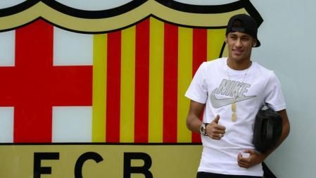 Neymar da Silva Santos Junior posa ante los medios gráficos