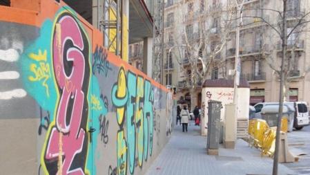 Vista del muro perimentral en Balmes con Provença antes de la intervención artística de Enrotlla't!, lleno de firmas ('tags') y pintadas rápidas