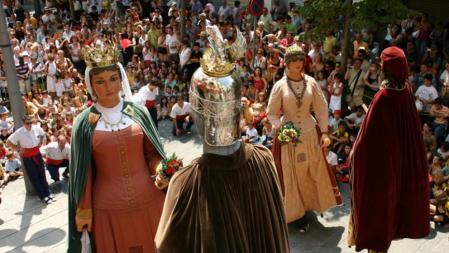 Baile de la Família Robafaves durante 'Les Santes' de Mataró