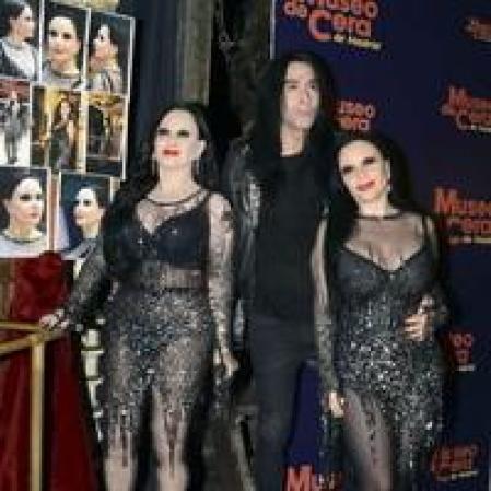 Fotografía facilitada por el Museo de Cera de Madrid de Alaska (d) junto a su marido Mario Vaquerizo (c), durante la visita que han realizado hoy al museo, donde han asistido a la instalación de la figura de cera de la cantante