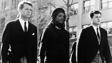 Robert Kennedy, Jacqueline Kennedy y Edward Kennedy durante el funeral del Presidente John F Kennedy el 25 de noviembre de 1963 en Washington.
