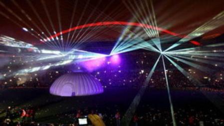 Espectáculo de luces y sonido tras el encuentro que sirvió como despedida del estadio San Mamés, partido jugado entre el Athlétic y una selección de jugadores de la Federación Vizcaína de Fútbol