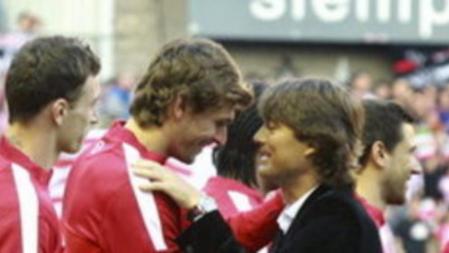 El ex jugador del Athletic Club de Bilbao, Julen Guerrero (d), saluda a Fernando Llorente en los prolegómenos del encuentro que servirá como despedida del Estadio San Mamés, jugado entre el Athletic Club de Bilbao y una selección de jugadores de la Federación Vizcaína de Fútbol